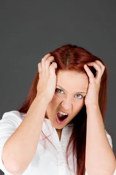 Model benadrukt en het trekken haren — Stockfoto