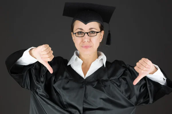 Studente laureato mostrando pollici verso il basso — Foto Stock