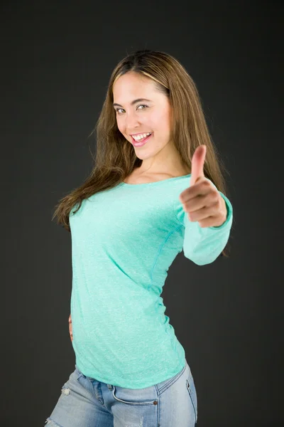 Modello gesturing pollice su segno — Foto Stock