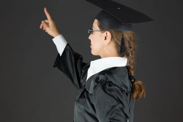 Estudiante graduado apuntando hacia atrás — Foto de Stock