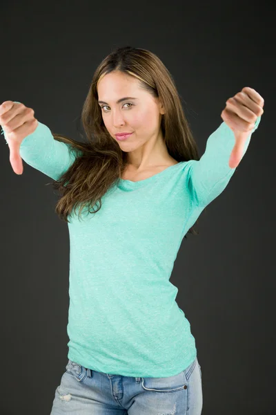 Negativmodell zeigt Daumen nach unten — Stockfoto