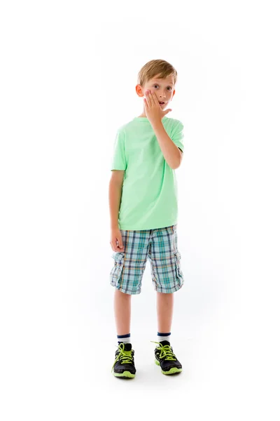 Chlapec, pokrývající jeho ústa rukou — Stock fotografie