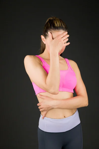 Model beschaamd verbergen gezicht in de hand — Stockfoto