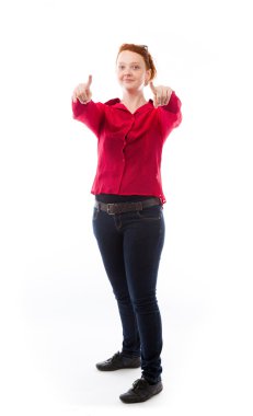 Fotoğraf makinesi parmakları ile işaret eden modeli