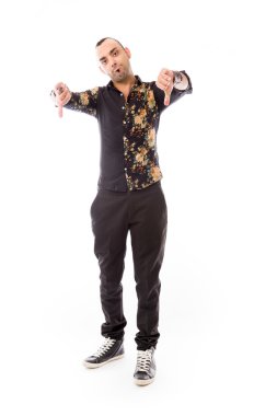 Modeli gösteren başparmak aşağı