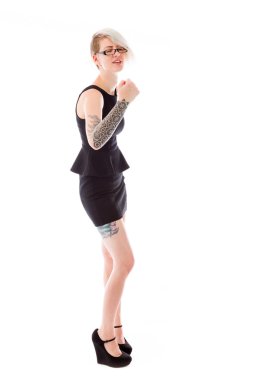 Bir yumruk gösteren model