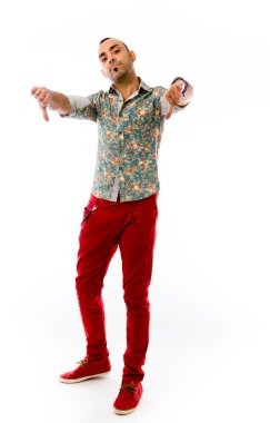 Modeli gösteren başparmak aşağı