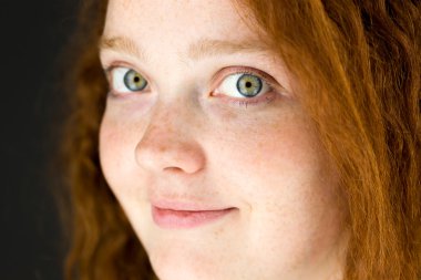 Mutlu gülümseyerek model