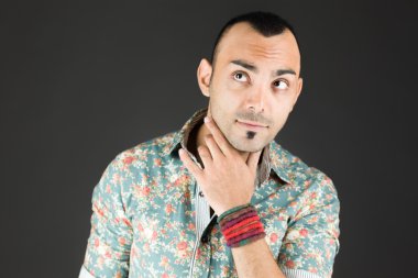 Çene altında el ile modeli düşünme