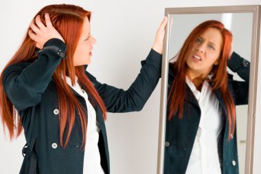 Stresli modeli saç çekerek