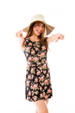 Fotoğraf makinesi parmakları ile işaret eden modeli