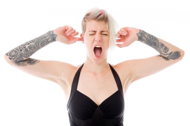 parmak ile kulakları tıkalı modeli