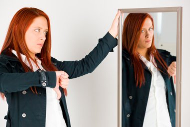 başparmak aşağı gösteren olumsuz model