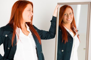 Mutlu gülümseyen Model silah ile geçti