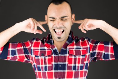 parmak ile kulakları tıkalı modeli