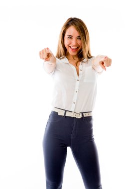 Fotoğraf makinesi parmakları ile işaret eden modeli