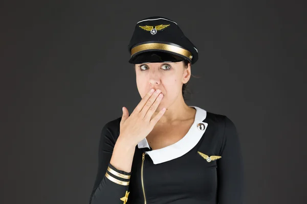 Stewardess gelangweilt und gähnend — Stockfoto
