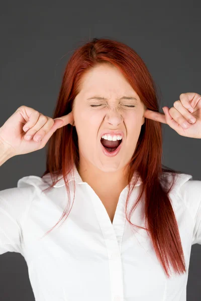 Modell pluggning öron med fingrarna — Stockfoto