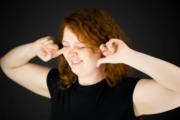 Modèle bouchant les oreilles avec les doigts — Photo