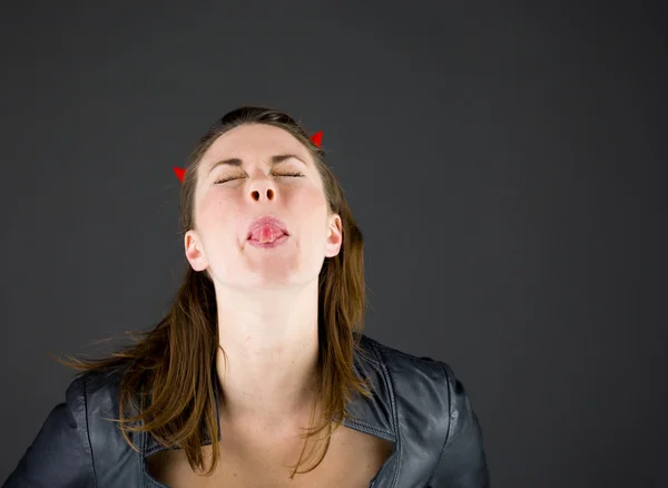 Model tong uitsteekt — Stockfoto