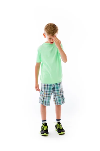 Pojke skäms gömmer ansiktet i hand — Stockfoto
