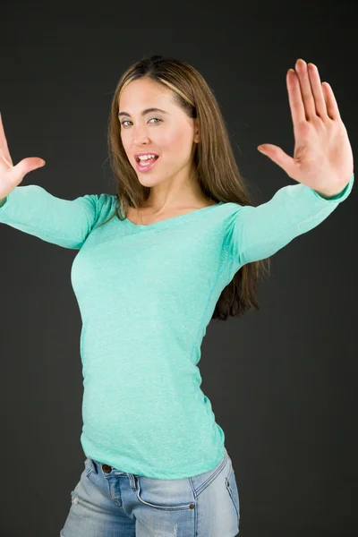 Modell gestikuliert Stoppschild mit beiden Händen — Stockfoto