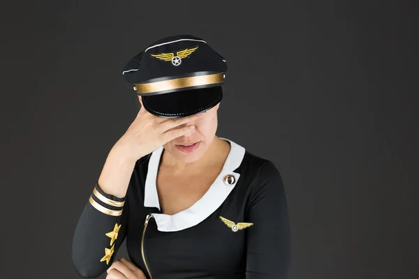 Stewardess schämt sich, Gesicht in der Hand zu verstecken — Stockfoto