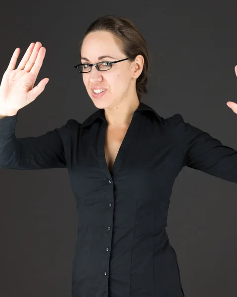 Geschäftsfrau gestikuliert mit Stoppschild — Stockfoto