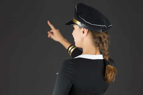 Stewardess zeigt zurück — Stockfoto