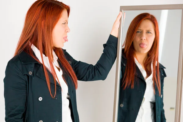 Dil yapışkanlık dışarı modeli