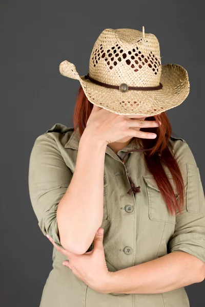 Model schämt sich, Gesicht in der Hand zu verstecken — Stockfoto