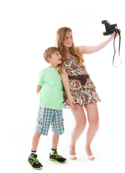 Hermano y hermana haciendo selfie con cámara polaroid —  Fotos de Stock