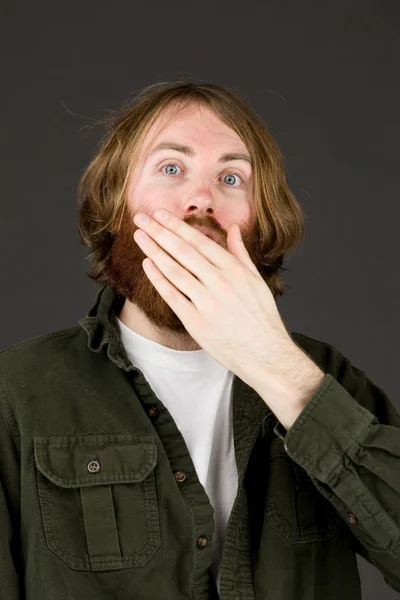 Σοκαρισμένος μοντέλο που καλύπτει το στόμα του — Φωτογραφία Αρχείου