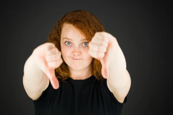 Negatieve model tonen duimen naar beneden — Stockfoto