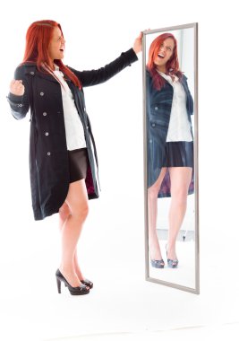 Bir yumruk gösteren model