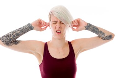 parmak ile kulakları tıkalı modeli