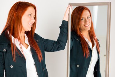 Mutlu gülümseyen Model silah ile geçti