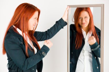 Bir yumruk gösteren model