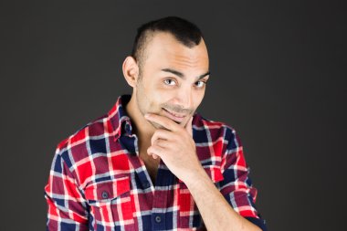 Çene üzerinde el ile modeli düşünme