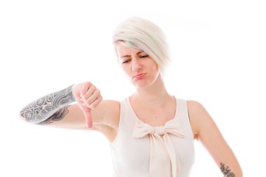 Başparmak aşağı gösteren olumsuz model