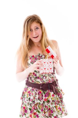 Hediye kutusu tutarak aşık modeli