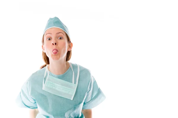 Médico mujer sacando la lengua — Foto de Stock