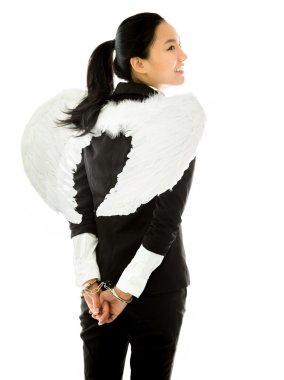 Genç bir Asya iş kadını kelepçe ve beyaz arka plan üzerinde izole düşleyerek tarafında melek