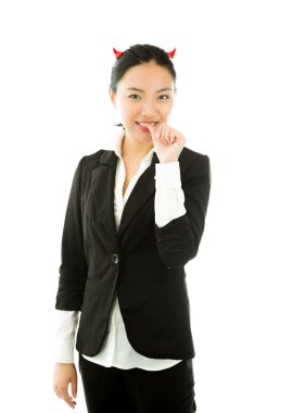 Beyaz arka plan üzerinde izole tırnaklarını ısırma genç Asya iş kadını tarafına şeytan