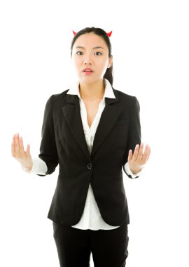 Şok izole üzerinde beyaz arka planı arıyorum Genç Asya iş kadını tarafına şeytan