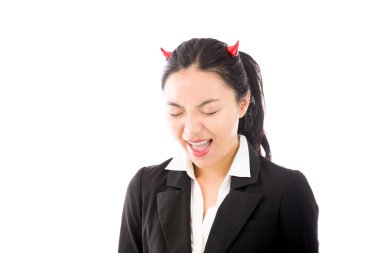 Genç Asyalı işkadını heyecanlı seyir beyaz arka plan üzerinde izole bir tarafına şeytan