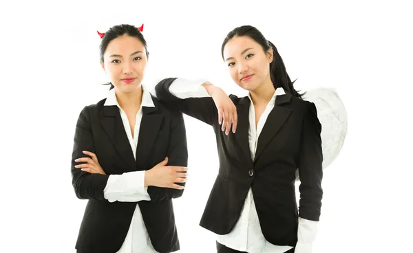 白い背景に分離された若いアジアの実業家の天使と悪魔の側面 — ストック写真