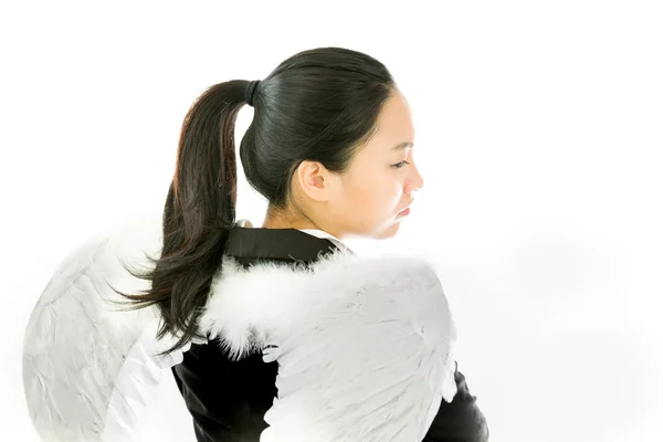 Vue arrière du côté ange d'une jeune femme d'affaires asiatique pensant et regardant triste isolé sur fond blanc — Photo