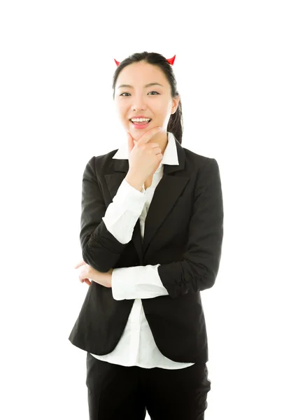 Teufelsseite einer jungen asiatischen Geschäftsfrau, die mit der Hand am Kinn auf weißem Hintergrund lächelt — Stockfoto