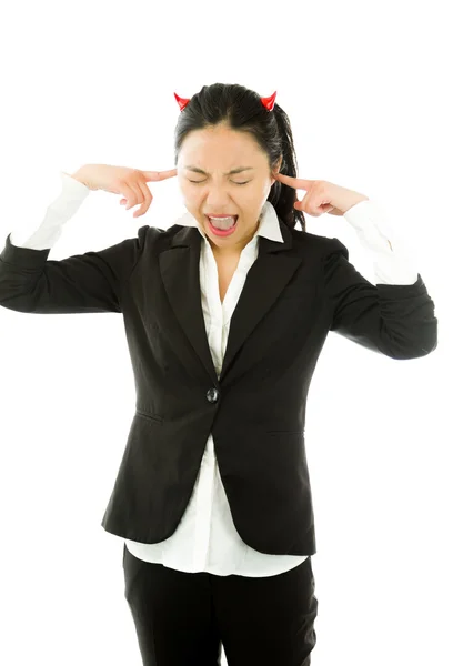 Teufelsseite einer jungen asiatischen Geschäftsfrau, die frustriert mit Fingern in Ohren auf weißem Hintergrund schreit — Stockfoto